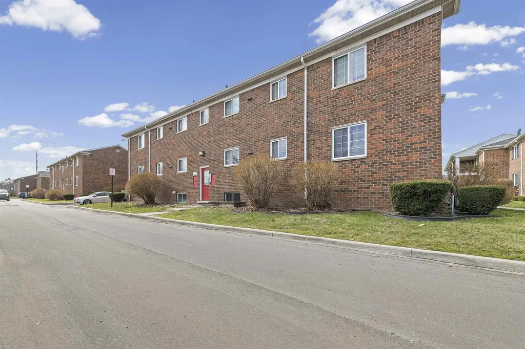 25344 Shiawassee Circle Southfield City MI 48033