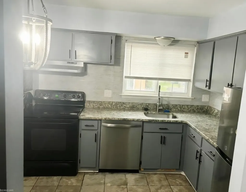 25344 Shiawassee Circle Southfield City MI 48033