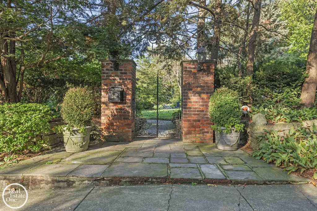 242 Lewiston Road Grosse Pointe Farms City MI 48236
