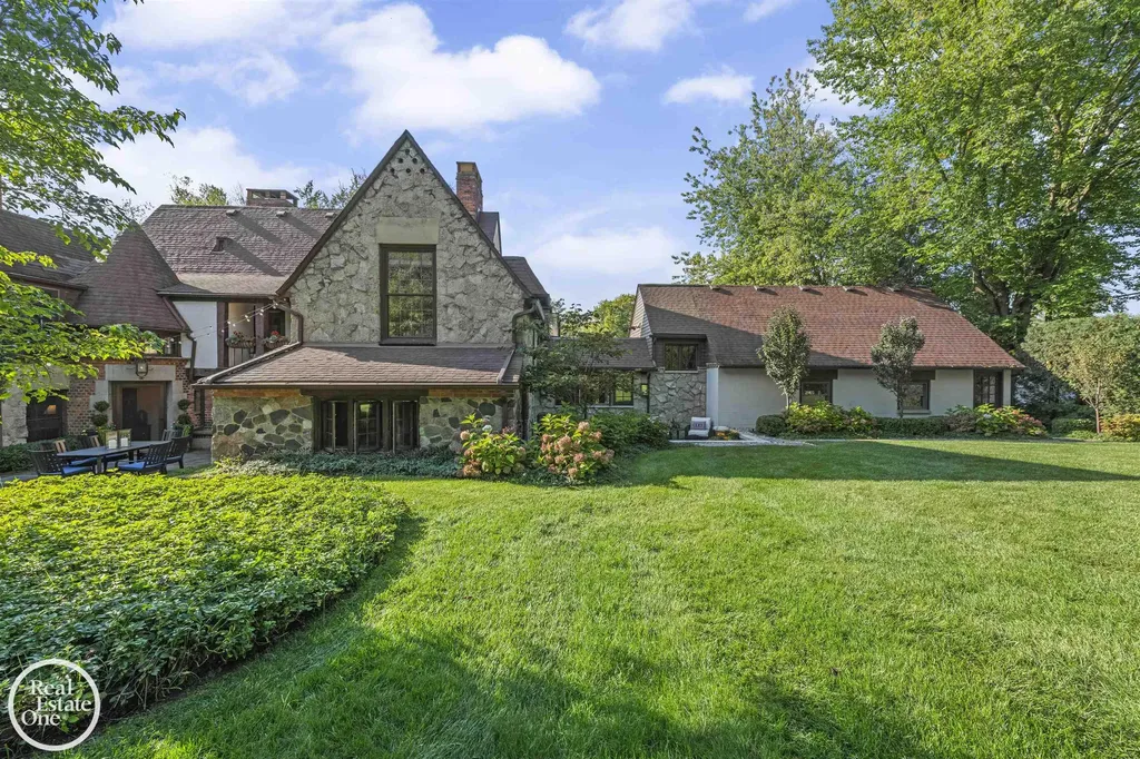 242 Lewiston Road Grosse Pointe Farms City MI 48236