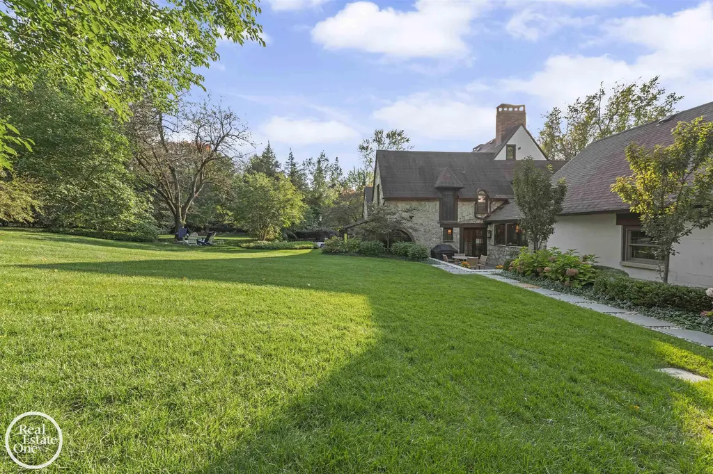 242 Lewiston Road Grosse Pointe Farms City MI 48236