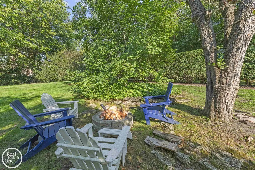 242 Lewiston Road Grosse Pointe Farms City MI 48236