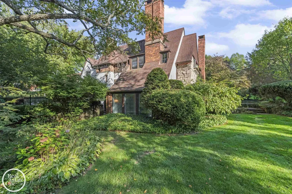 242 Lewiston Road Grosse Pointe Farms City MI 48236