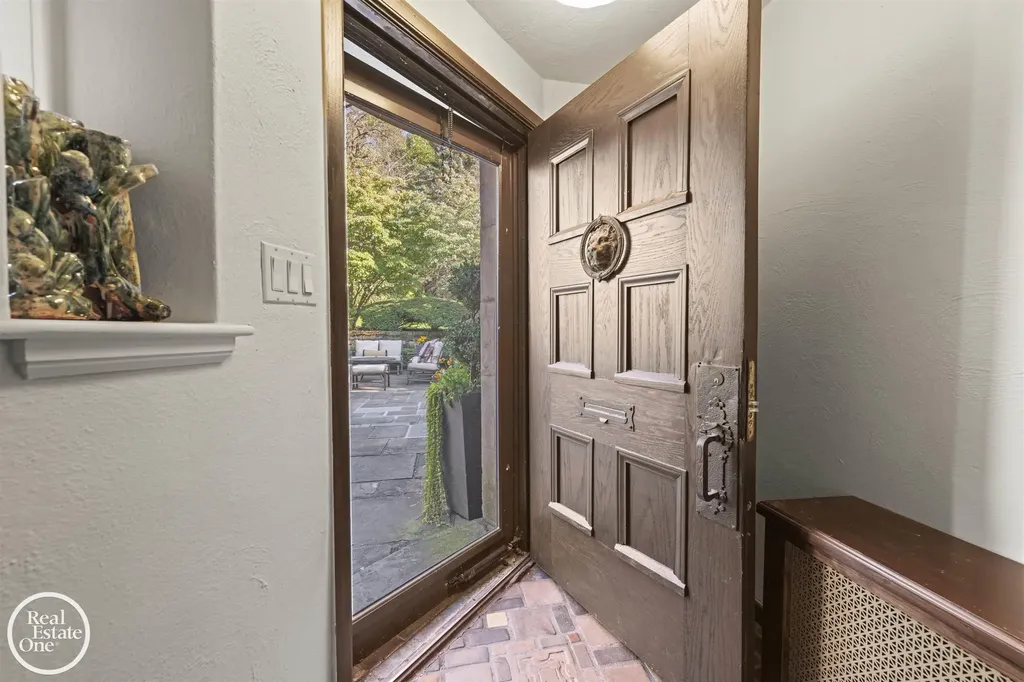 242 Lewiston Road Grosse Pointe Farms City MI 48236