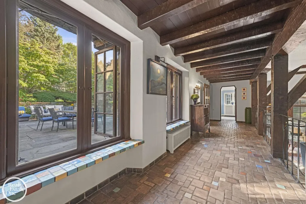 242 Lewiston Road Grosse Pointe Farms City MI 48236