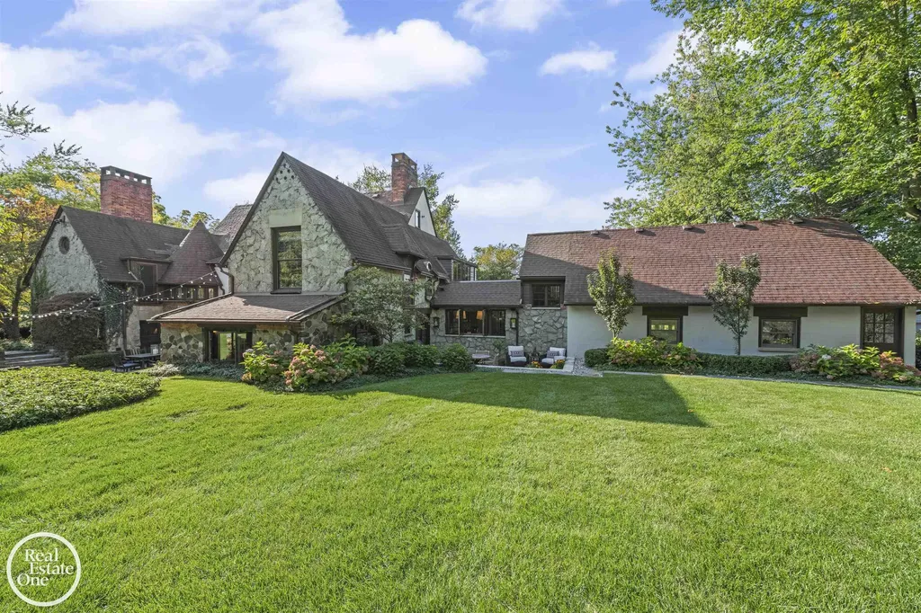 242 Lewiston Road Grosse Pointe Farms City MI 48236
