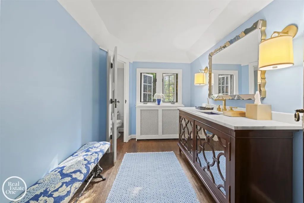 242 Lewiston Road Grosse Pointe Farms City MI 48236