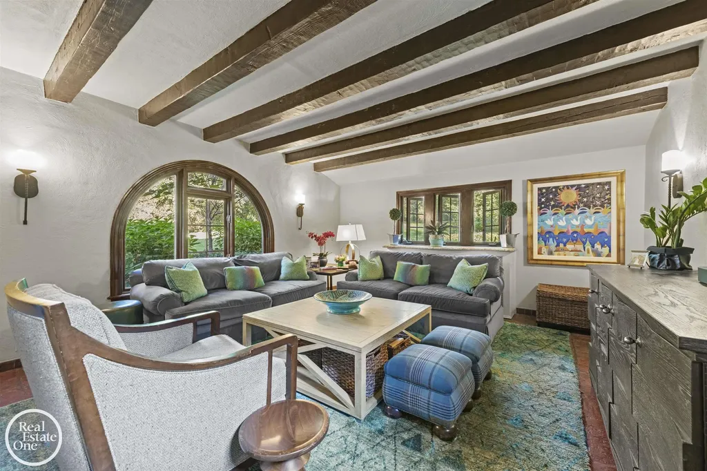 242 Lewiston Road Grosse Pointe Farms City MI 48236