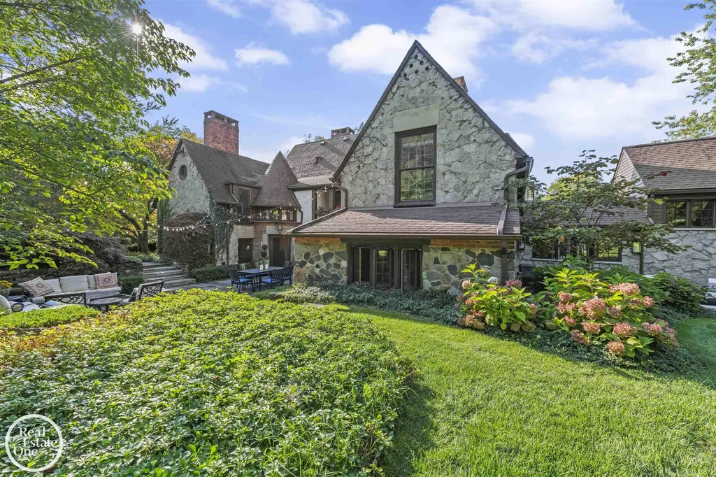 242 Lewiston Road Grosse Pointe Farms City MI 48236