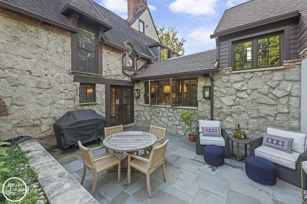 242 Lewiston Road Grosse Pointe Farms City MI 48236