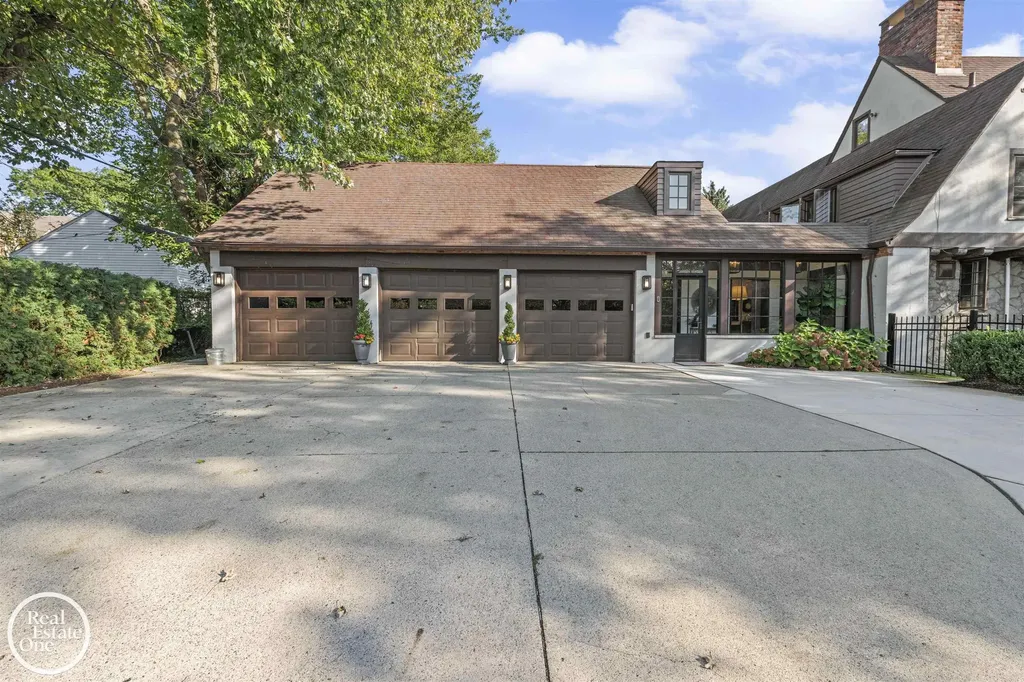 242 Lewiston Road Grosse Pointe Farms City MI 48236