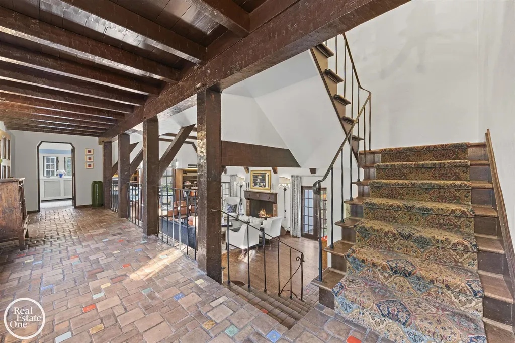 242 Lewiston Road Grosse Pointe Farms City MI 48236
