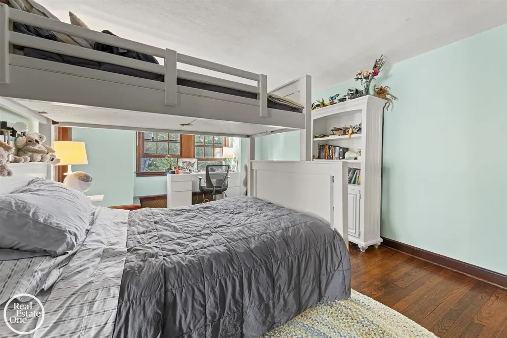 242 Lewiston Road Grosse Pointe Farms City MI 48236