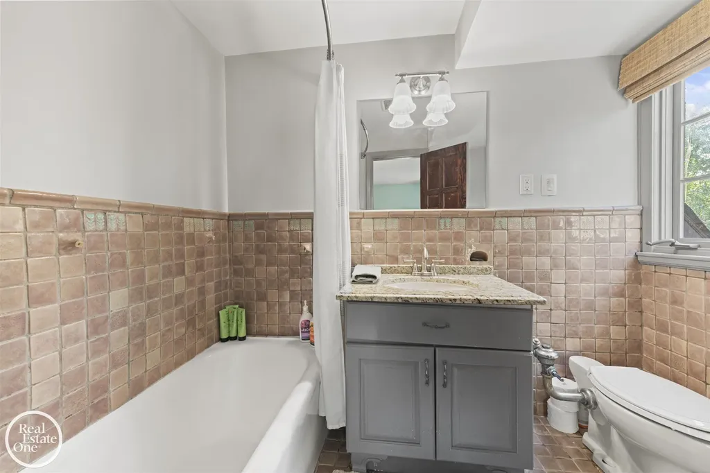 242 Lewiston Road Grosse Pointe Farms City MI 48236