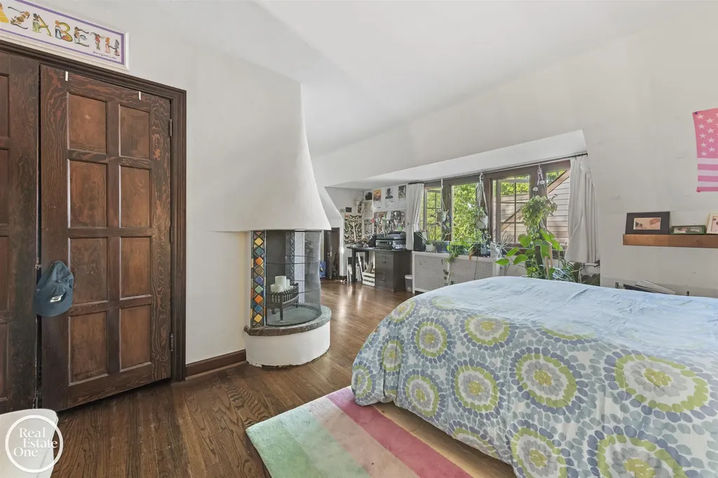 242 Lewiston Road Grosse Pointe Farms City MI 48236