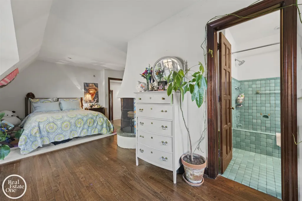 242 Lewiston Road Grosse Pointe Farms City MI 48236