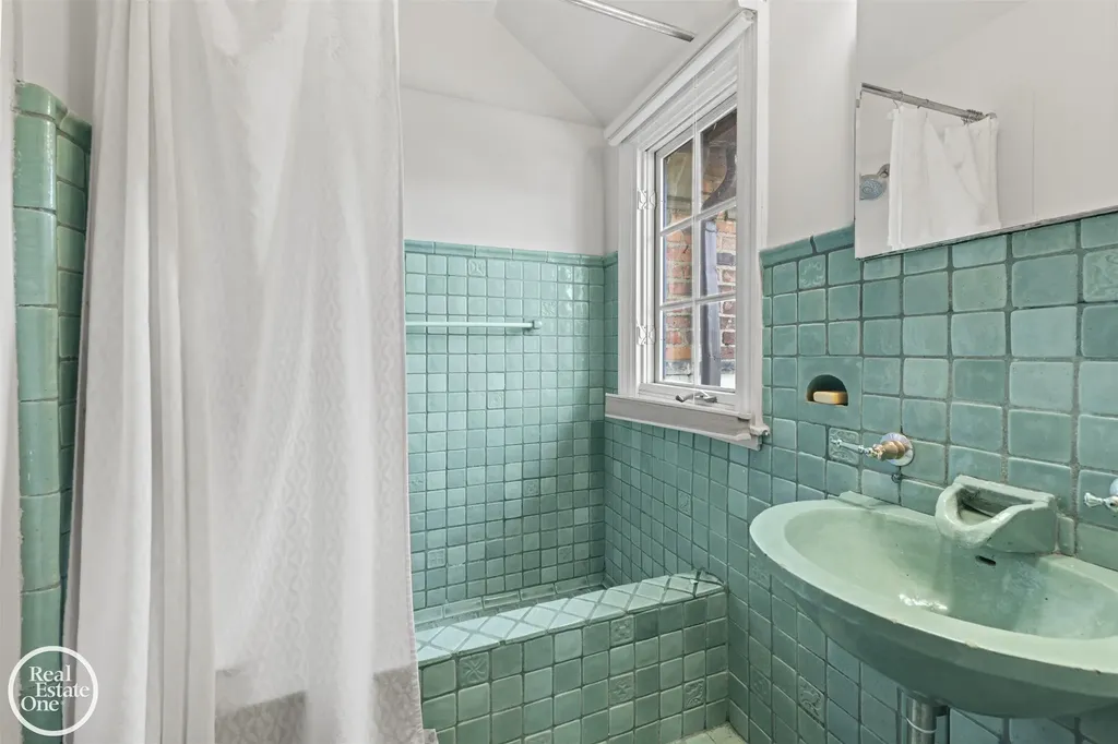 242 Lewiston Road Grosse Pointe Farms City MI 48236