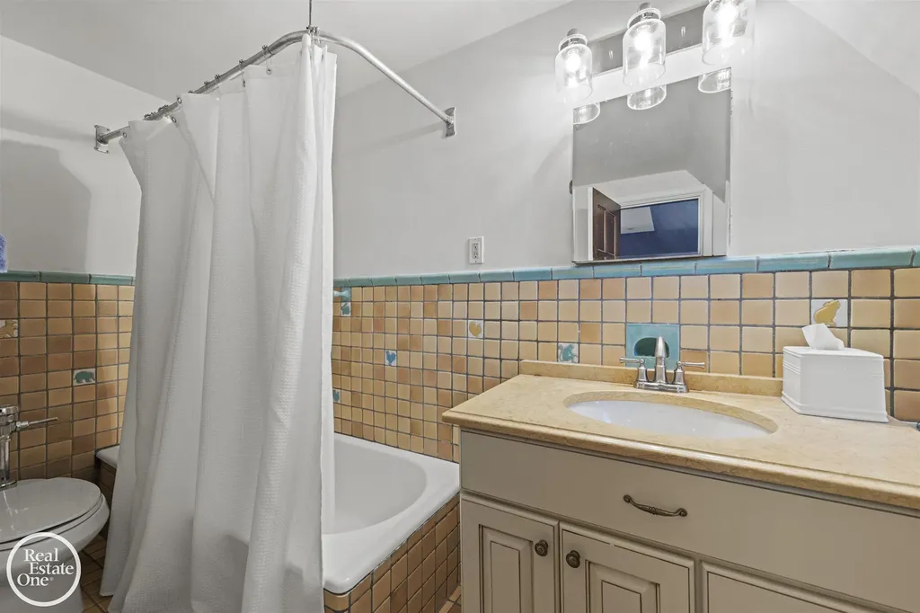 242 Lewiston Road Grosse Pointe Farms City MI 48236