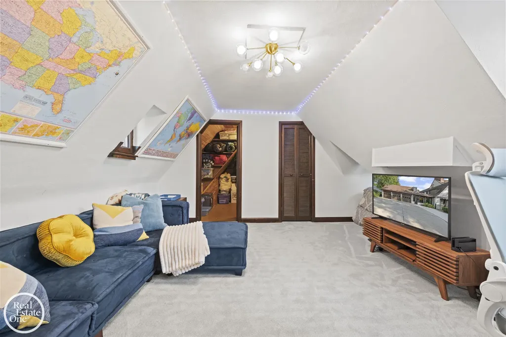 242 Lewiston Road Grosse Pointe Farms City MI 48236