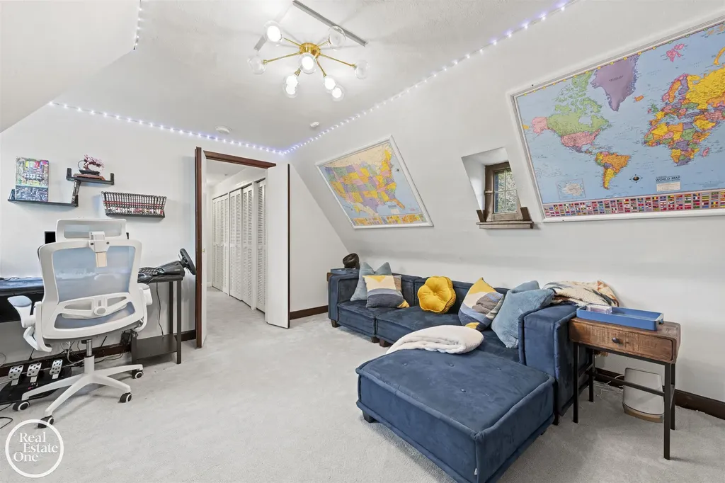242 Lewiston Road Grosse Pointe Farms City MI 48236