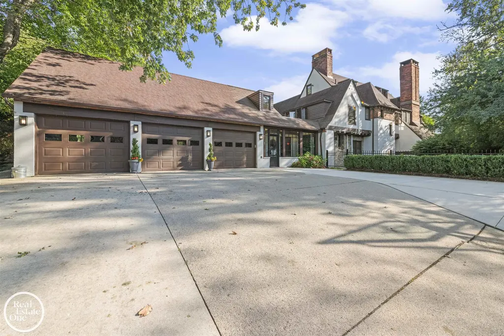 242 Lewiston Road Grosse Pointe Farms City MI 48236