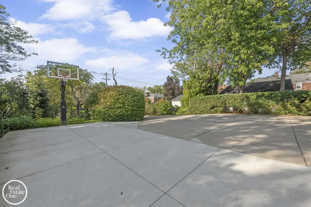 242 Lewiston Road Grosse Pointe Farms City MI 48236