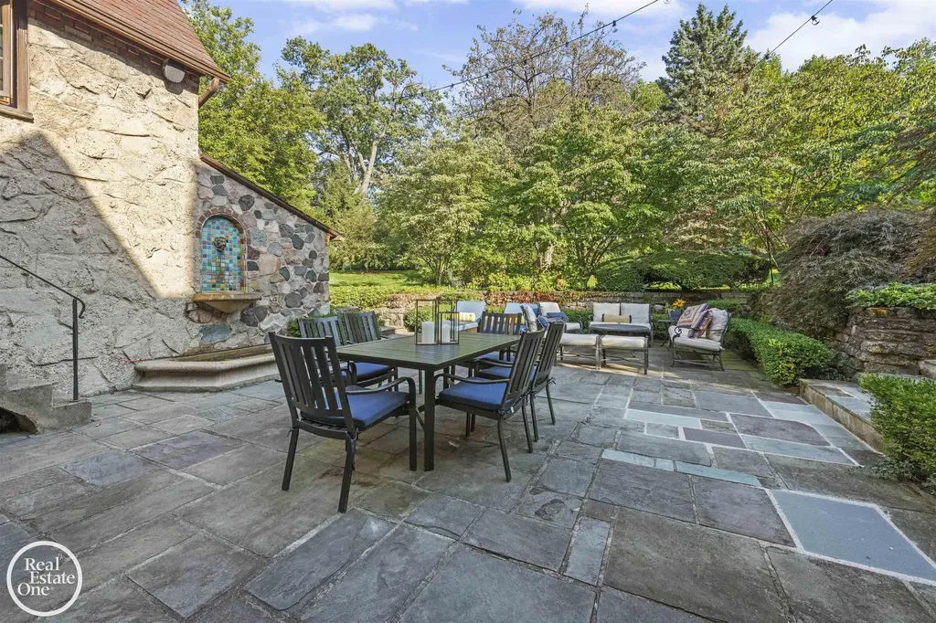 242 Lewiston Road Grosse Pointe Farms City MI 48236