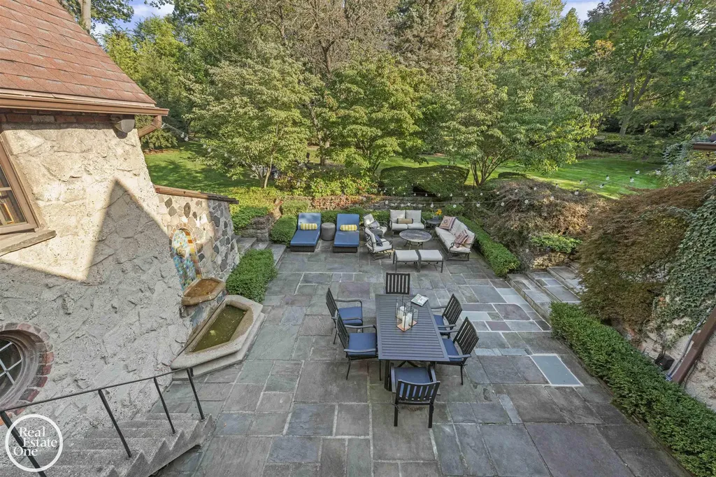 242 Lewiston Road Grosse Pointe Farms City MI 48236