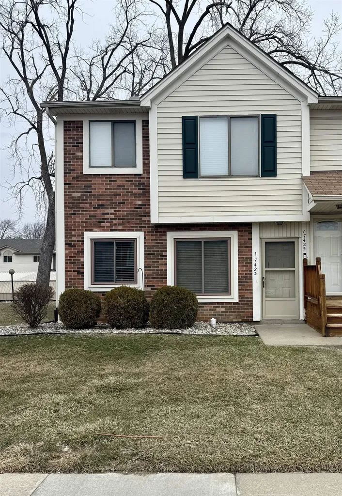 17423 Utica Oaks Lane Roseville City MI 48066