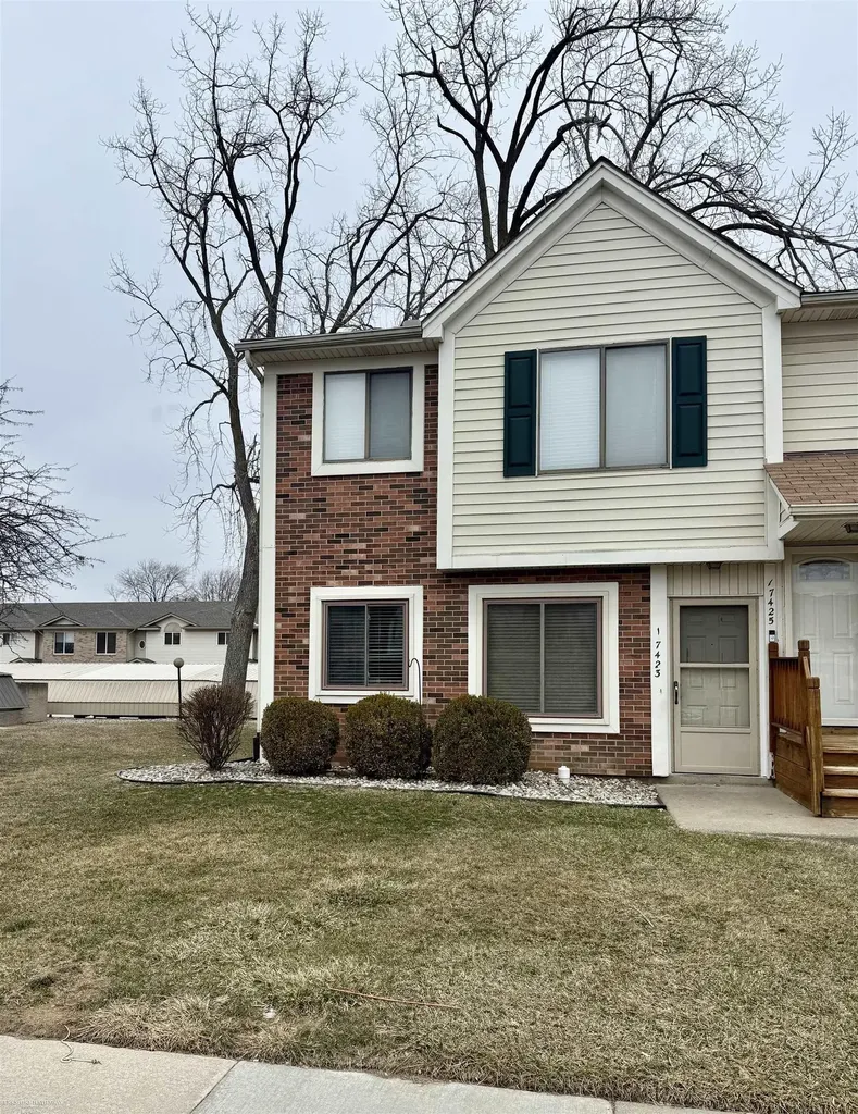 17423 Utica Oaks Lane Roseville City MI 48066