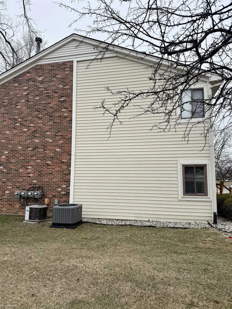 17423 Utica Oaks Lane Roseville City MI 48066