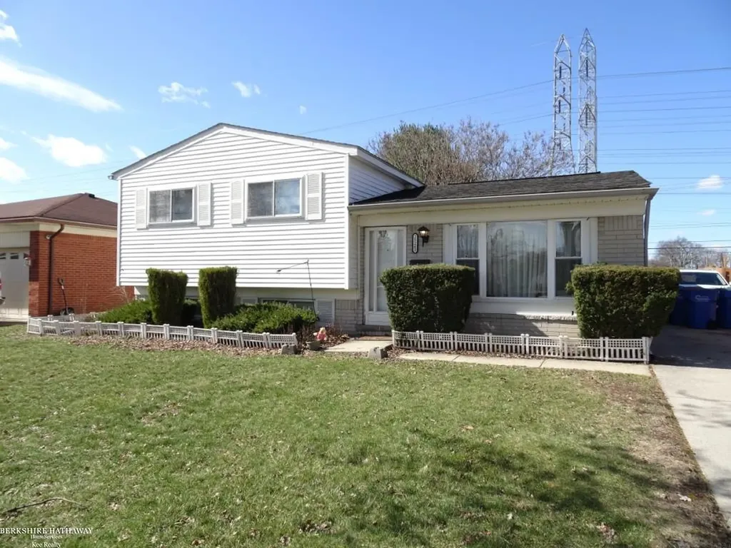 28263 Newport Drive Warren City MI 48088