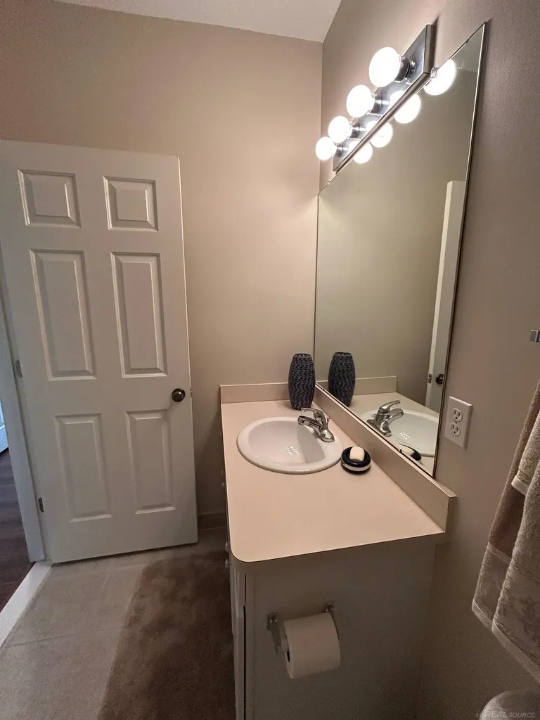 3135 Camden Drive Troy City MI 48084