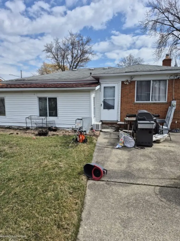 24837 Curie Street Warren City MI 48091