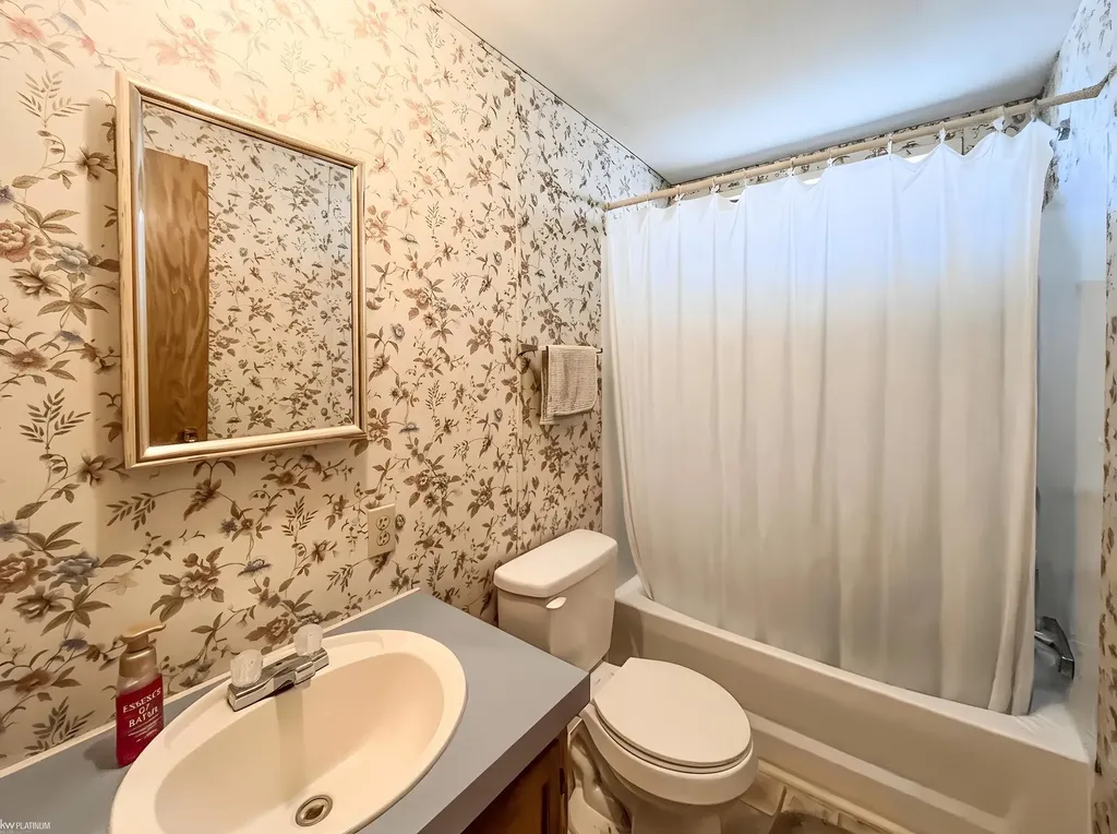 48609 Pineview Drive Shelby Charter Township MI 48317