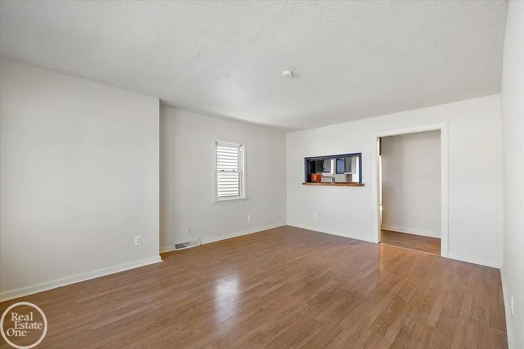 13824 Hobart Avenue Warren City MI 48089