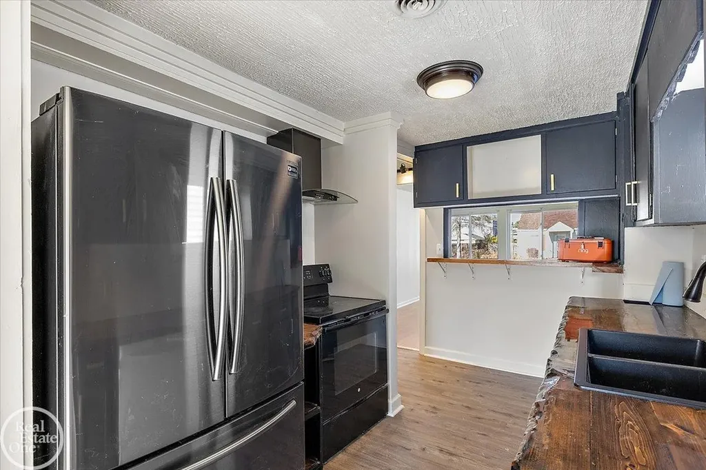 13824 Hobart Avenue Warren City MI 48089