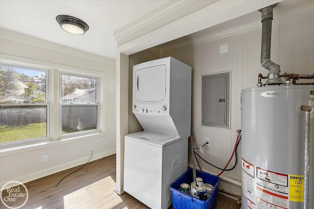 13824 Hobart Avenue Warren City MI 48089