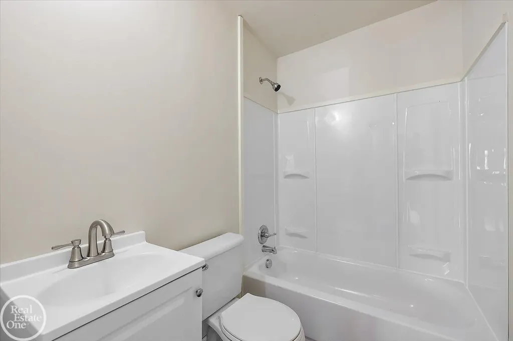 13824 Hobart Avenue Warren City MI 48089