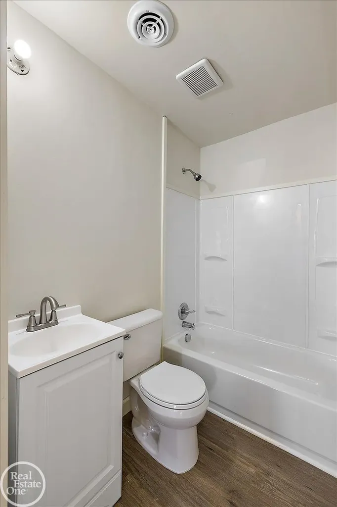 13824 Hobart Avenue Warren City MI 48089