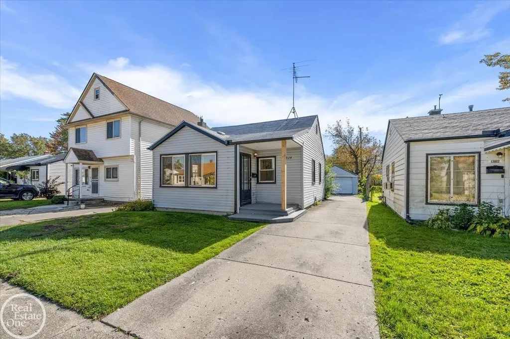 13824 Hobart Avenue Warren City MI 48089