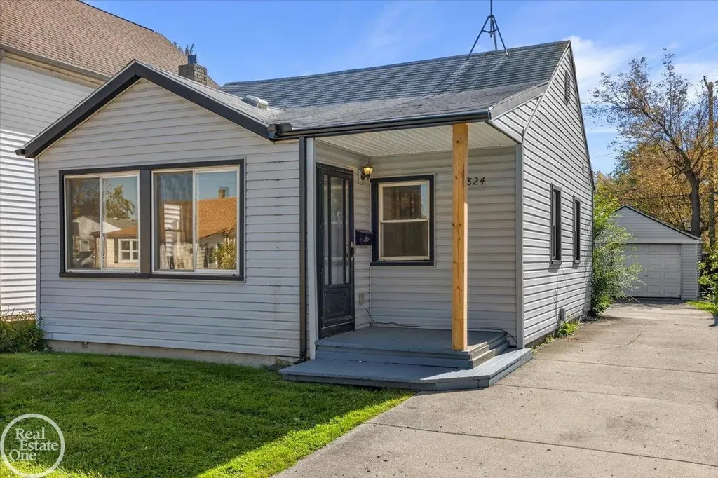 13824 Hobart Avenue Warren City MI 48089