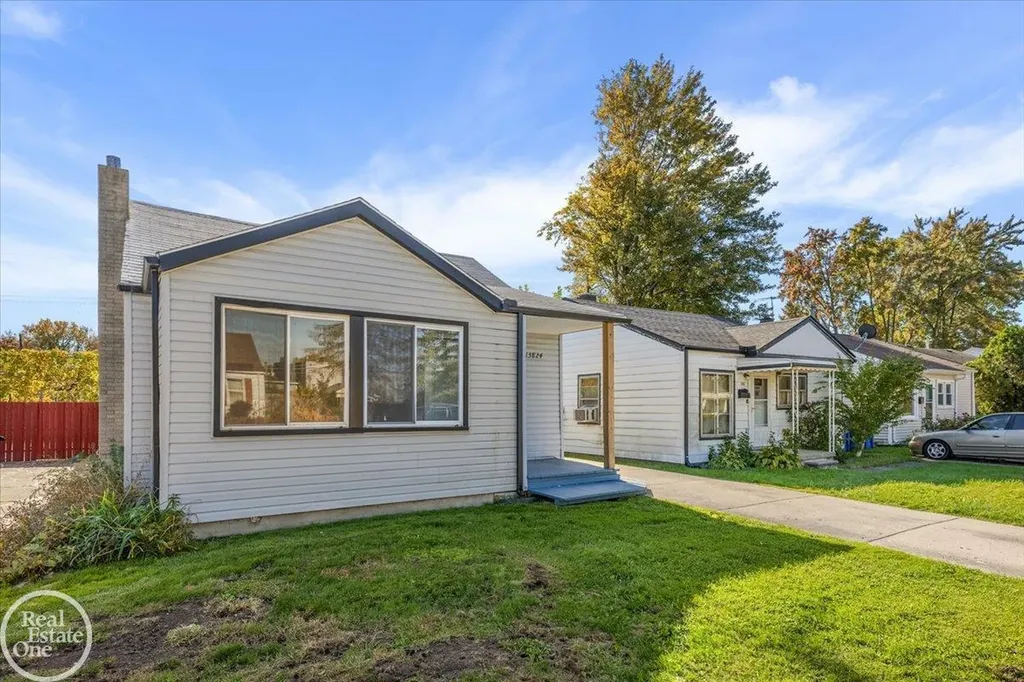 13824 Hobart Avenue Warren City MI 48089