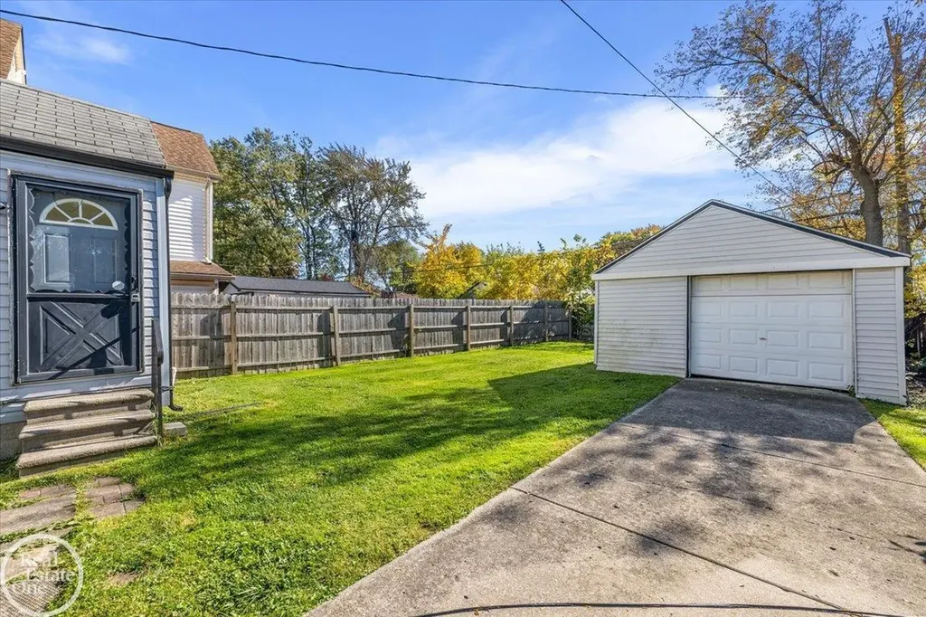 13824 Hobart Avenue Warren City MI 48089