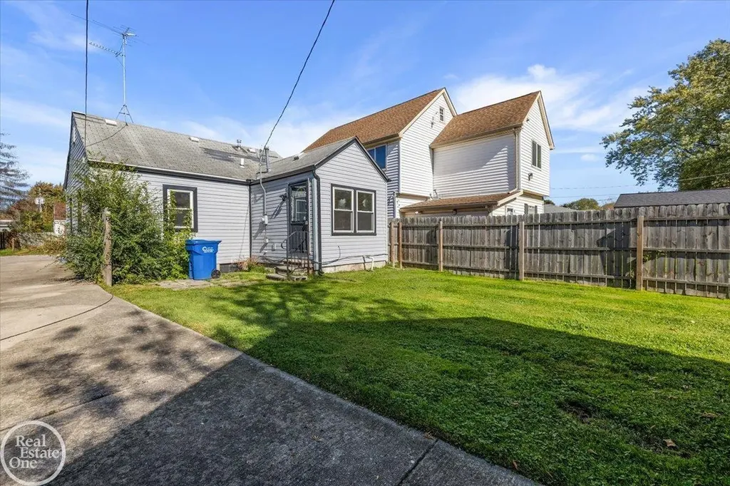 13824 Hobart Avenue Warren City MI 48089