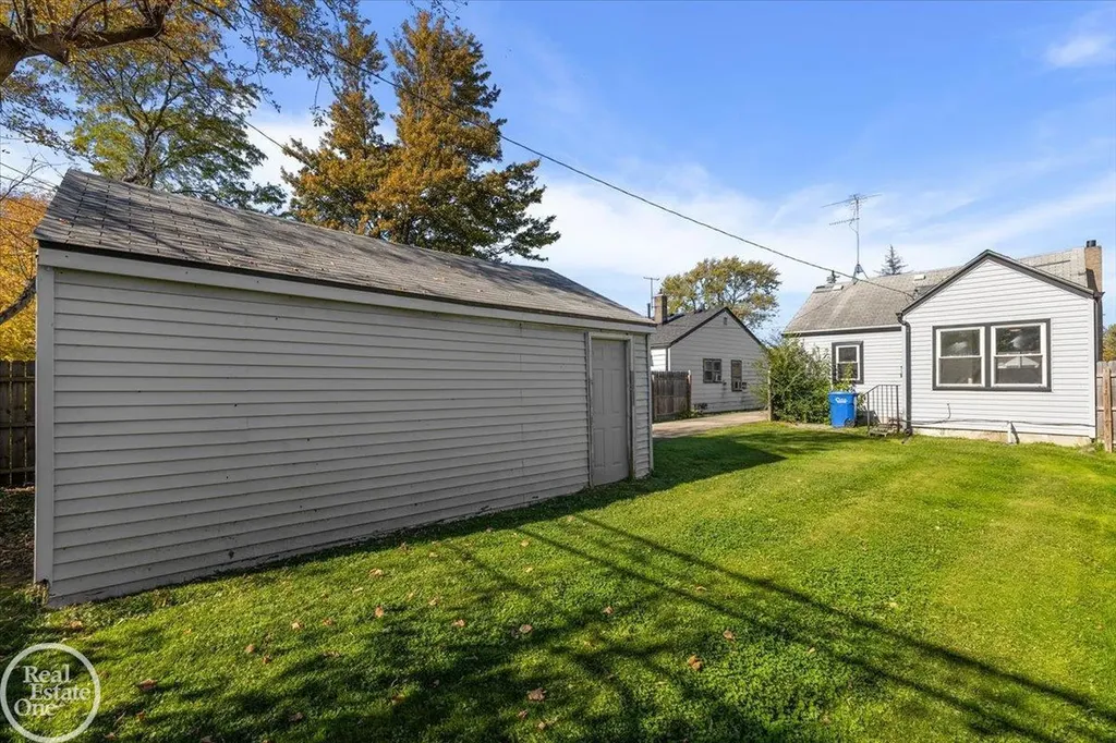 13824 Hobart Avenue Warren City MI 48089