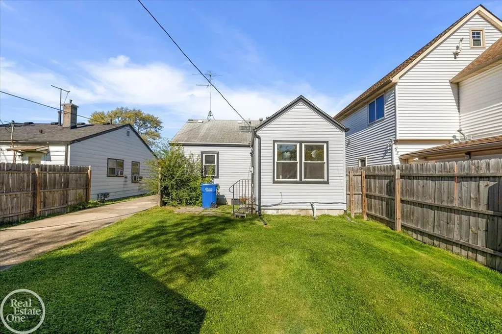 13824 Hobart Avenue Warren City MI 48089