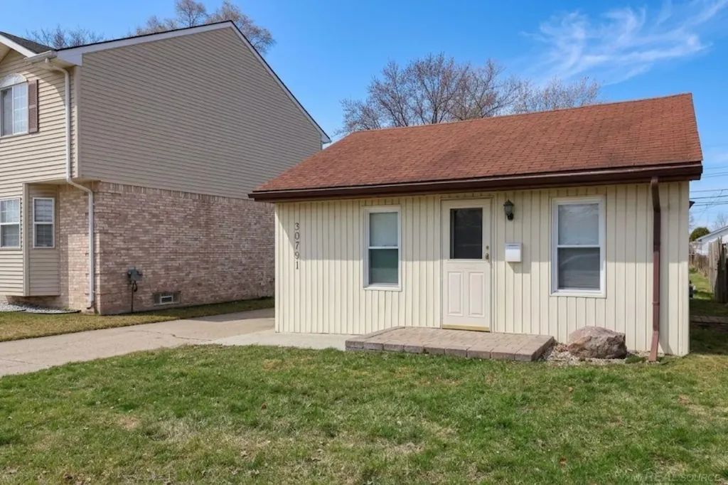30791 Alger Street Madison Heights City MI 48071