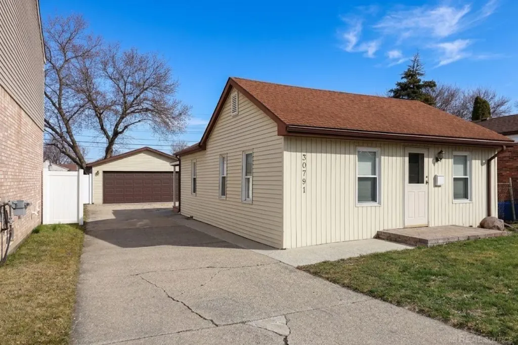 30791 Alger Street Madison Heights City MI 48071