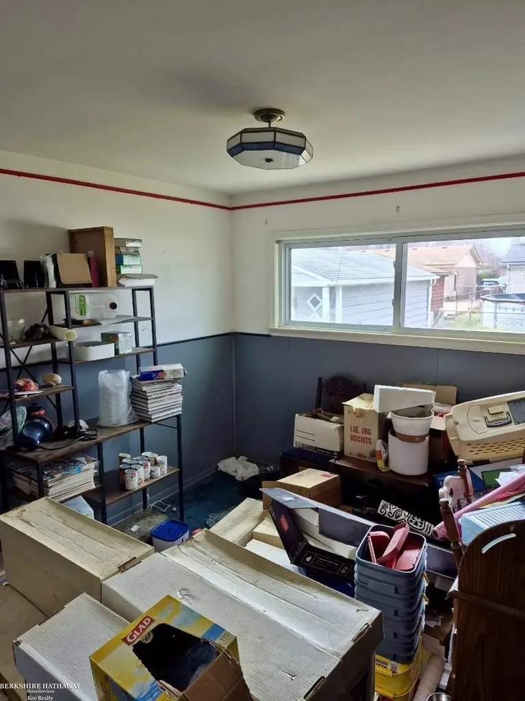 29561 Rosemont Street Roseville City MI 48066